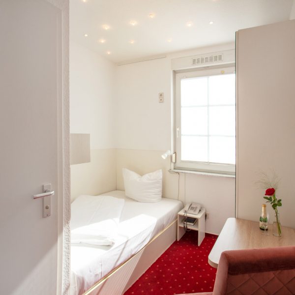 tp-hotelberatung-relax-hotel-micro-einzelzimmer-1 Einzelzimmer mit Sitzecke und Schrank