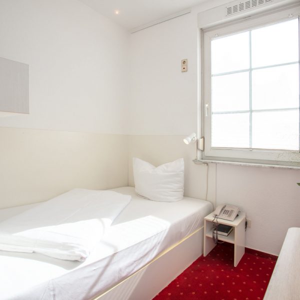 tp-hotelberatung-relax-hotel-micro-einzelzimmer-3 Einzelzimmer mit Tisch und Rose