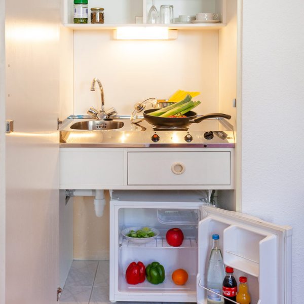 tp-hotelberatung-relax-hotel-micro-einzelzimmer-8 Küche Einzelzimmer mit Kühlschrank