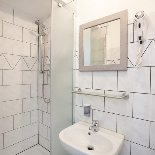 tp-hotelberatung-relax-hotel-standard-doppelzimmer-3 Bad mit Dusche, Spiegel und Waschbecken