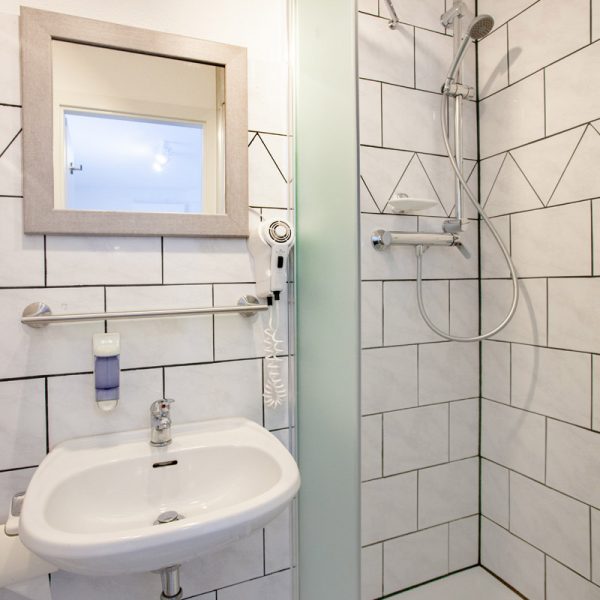 tp-hotelberatung-relax-hotel-standard-doppelzimmer-4 Bad mit Dusche, Spiegel und Waschbecken