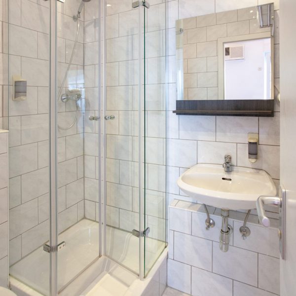 tp-hotelberatung-relax-hotel-standard-doppelzimmer-klima-1 Bad mit Dusche, Spiegel und Waschbecken