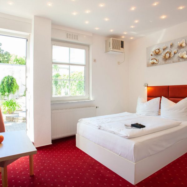 tp-hotelberatung-relax-hotel-standard-doppelzimmer-klima-3 Doppelzimmer mit offener Türe zur Terrasse