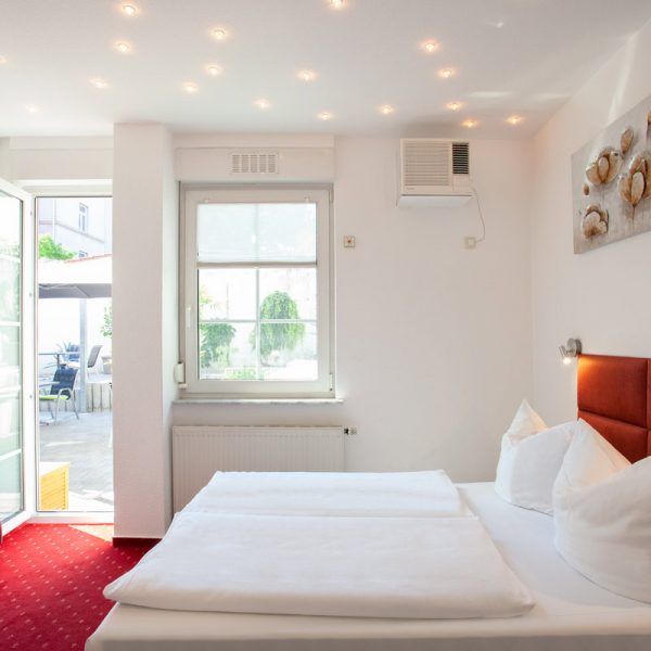 tp-hotelberatung-relax-hotel-standard-doppelzimmer-klima-4 Doppelzimmer mit offener Türe zur Terrasse