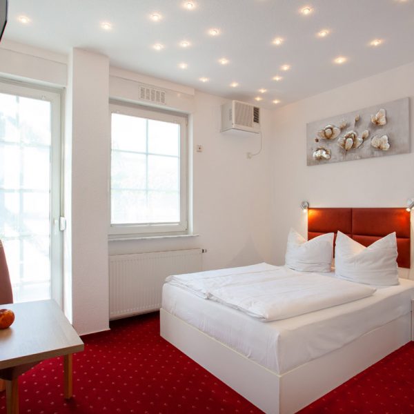 tp-hotelberatung-relax-hotel-standard-doppelzimmer-klima-5 Zimmer mit Doppelbett, Sternenhimmelbeleuchtung und Bild