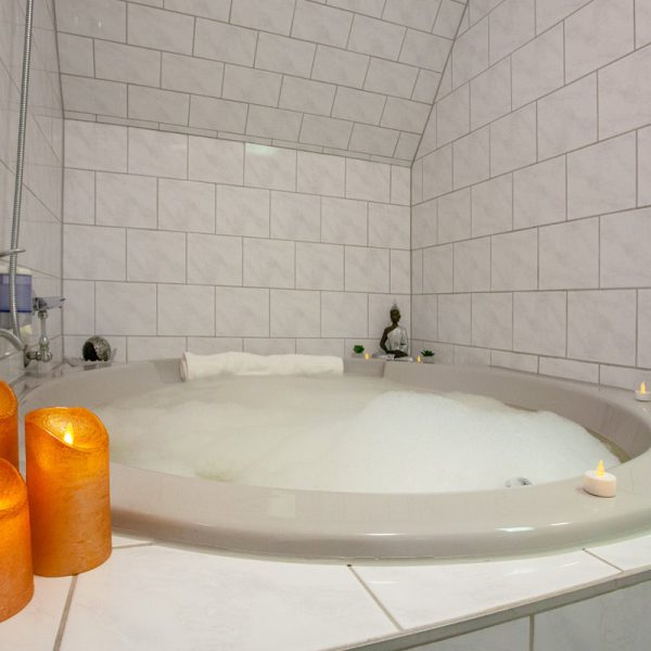 tp-hotelberatung-relax-hotel-standard-doppelzimmer-klima-badewanne-4 Badewanne mit Kerzen