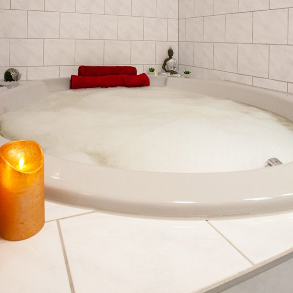 tp-hotelberatung-relax-hotel-standard-doppelzimmer-klima-badewanne-6 Badewanne mit Kerzen