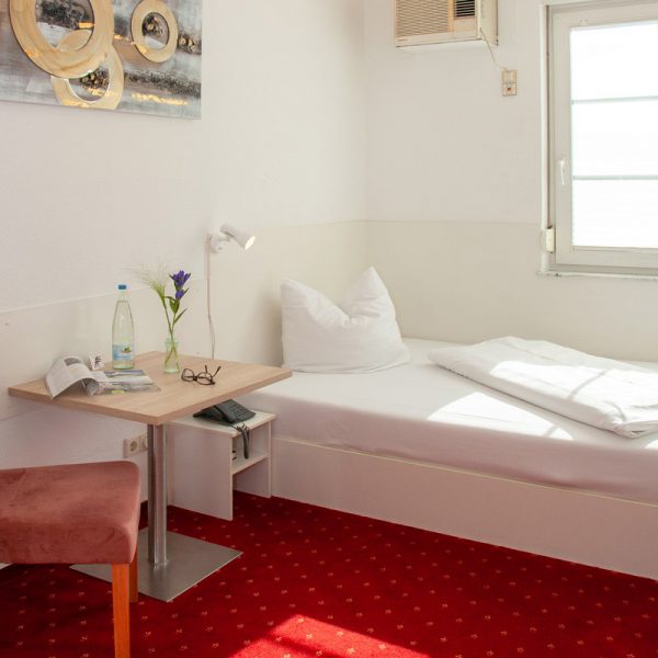 tp-hotelberatung-relax-hotel-standard-einzelzimmer-1 Standard Einzelzimmer mit Sitzecke und Klimaanlage