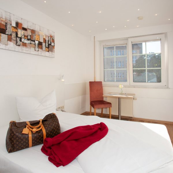 tp-hotelberatung-relax-hotel-standard-einzelzimmer-1 Standard Einzelzimmer mit Sitzecke und Bild