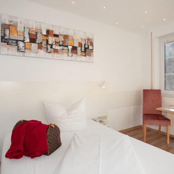 tp-hotelberatung-relax-hotel-standard-einzelzimmer-2 Standard Einzelzimmer mit Sitzecke, Bild und Reisetasche