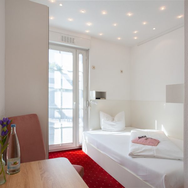 tp-hotelberatung-relax-hotel-standard-einzelzimmer-3 Standard Einzelzimmer mit Sitzecke und Fenstertür