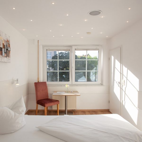tp-hotelberatung-relax-hotel-standard-einzelzimmer-4 Standard Einzelzimmer mit Sitzecke und Bild