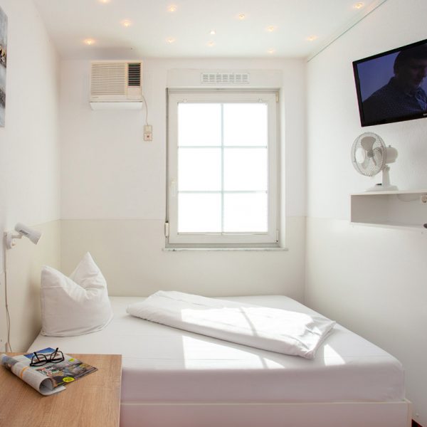 tp-hotelberatung-relax-hotel-standard-einzelzimmer-klimaanlage-3 Standard Einzelzimmer mit Tisch und Klimaanlage